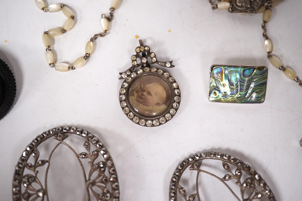 A small quantity of assorted mainly costume jewellery and other items, including a paste set buckle, two cut steel ornaments, a 10k and cultured pearl set ring, enamelled pencil, tortoiseshell lorgnettes, an Edward I Iri